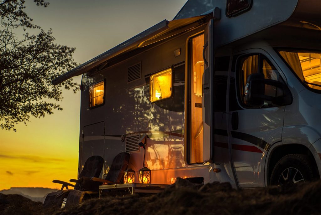 Caravan bij zonsondergang