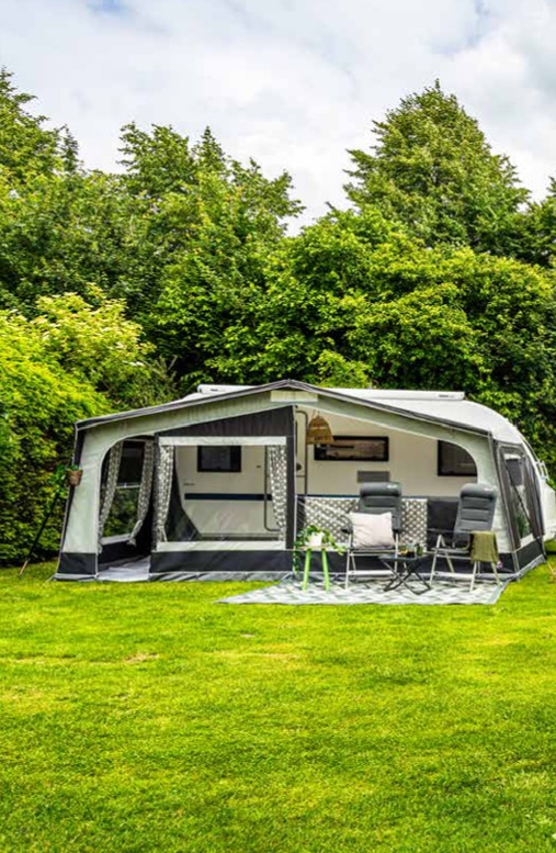 Voortent camper in groen park